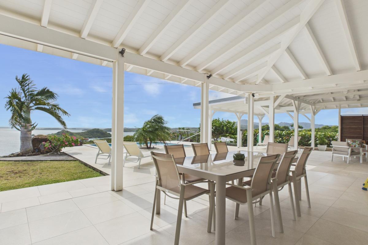 Location Villa 3 chambres 6 personnes terrasse coin repas 1